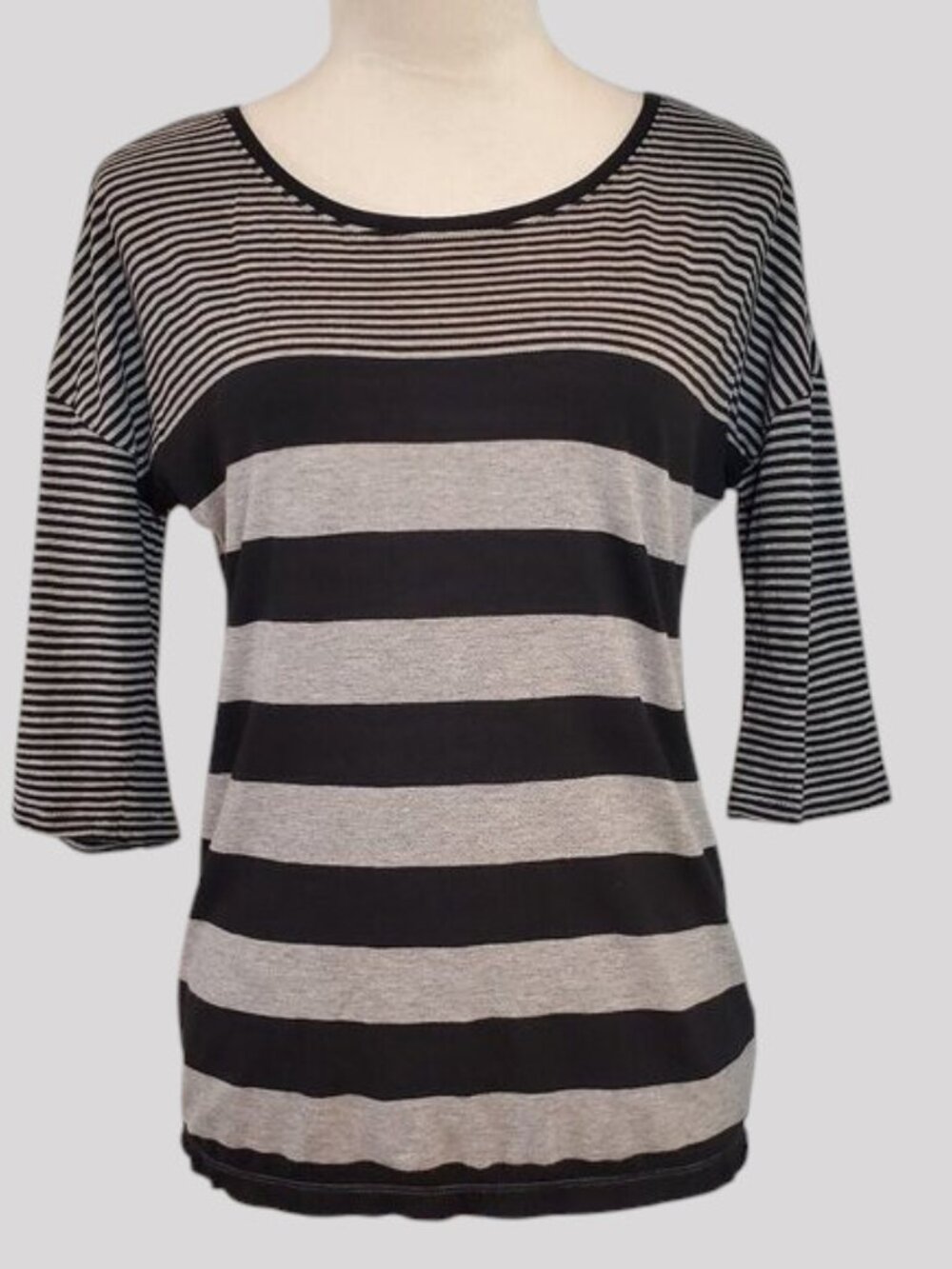 AMERICAN EAGLE SZ XS Scoop neck Black & Gray Striped Knit Stretch Top Shirt